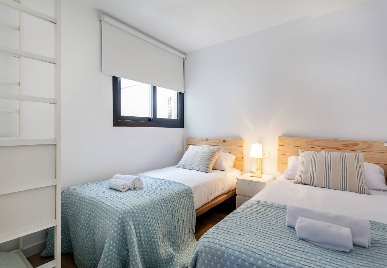 Dormitorio dúplex con dos camas individuales Escapada de amigos Elegante ático en alquiler vacacional Valencia Lujo moderno