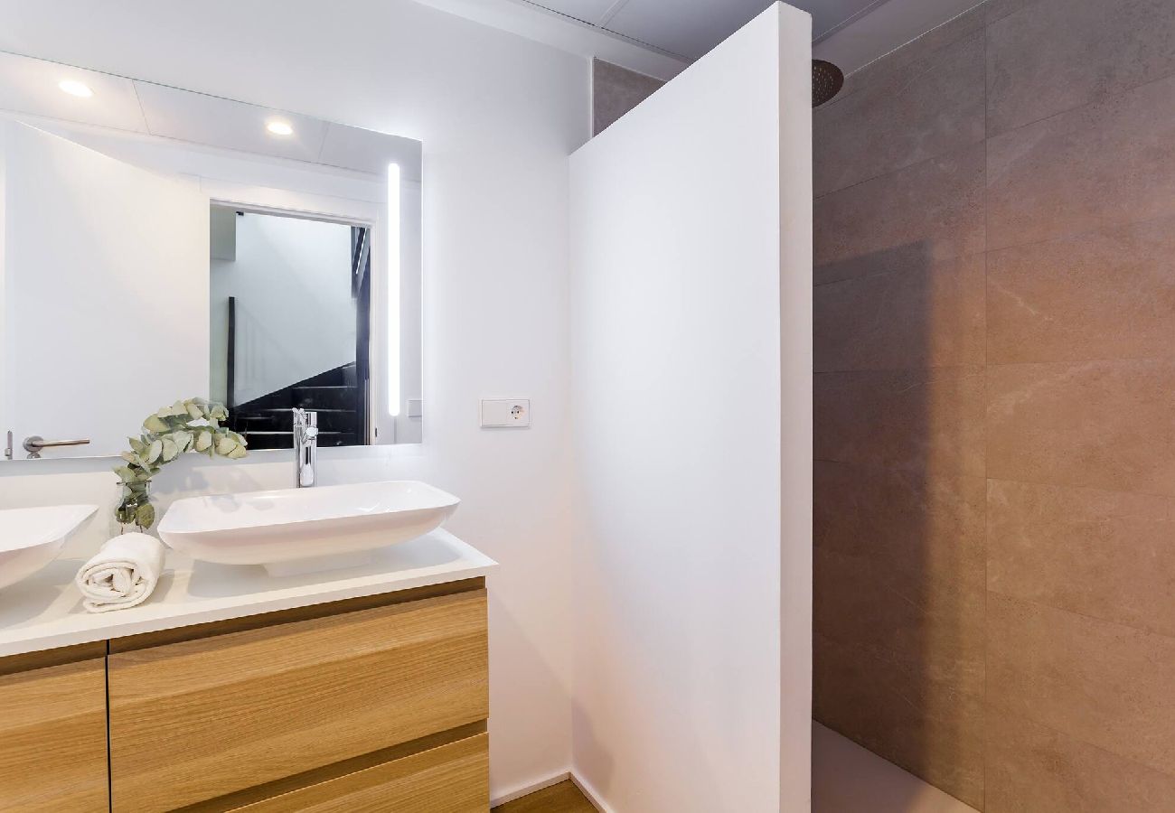 Apartamento en el centro de la ciudad con amplio baño y terraza Ático con modernos servicios de baño Dúplex