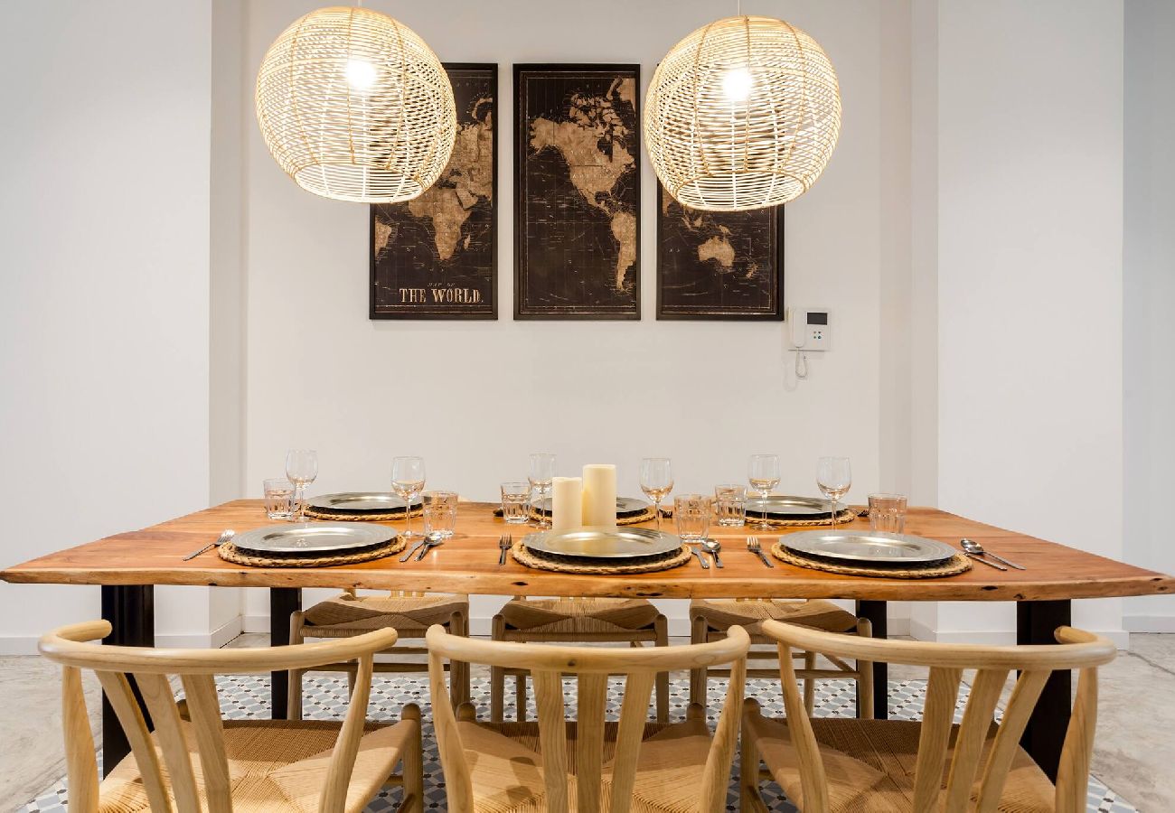 Contemporary design High-end amenities Dining table for eight guests Close to the supermarket Near restaurants