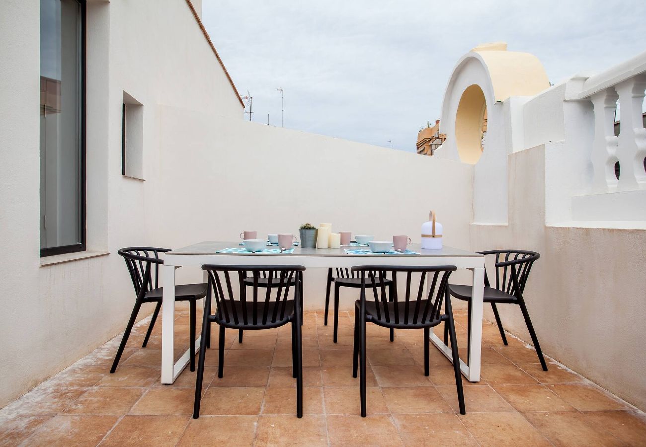 City center terrace apartment Big flat in Ruzafa City center penthouse with balcony Expansive downtown apartment Valencia