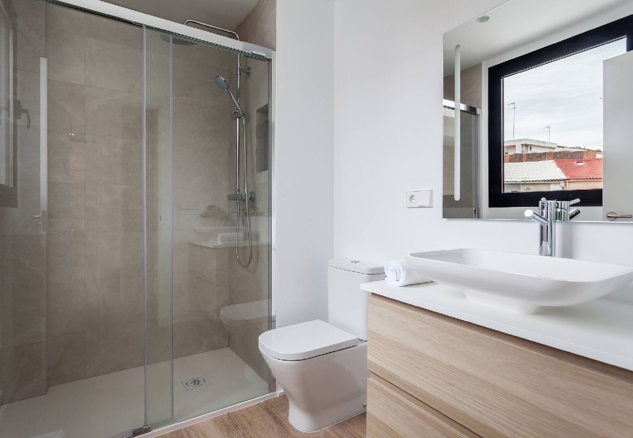 Salle de bain moderne Penthouse  Douche à pied Douche de pluie Eau chaude Propre Salle de bain spacieuse Serviettes fournies