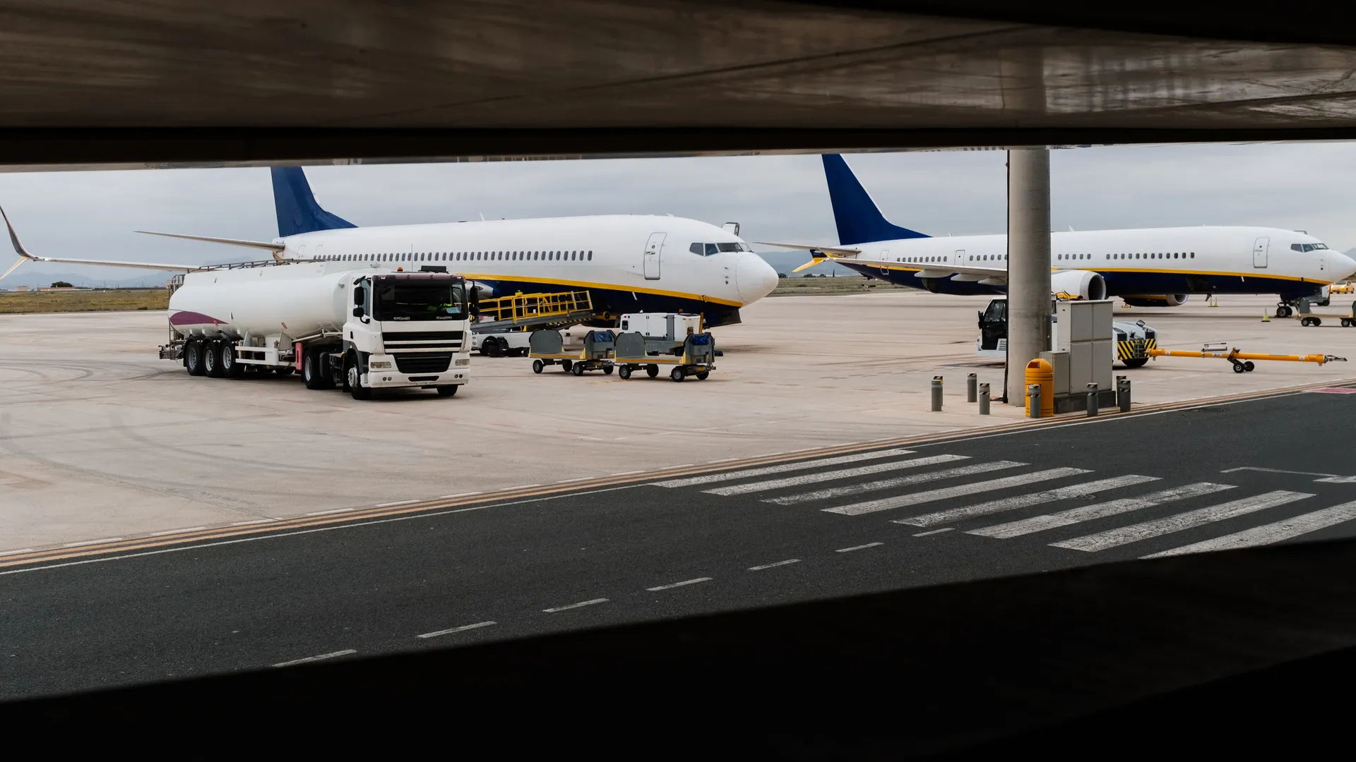 Aviones estacionados en una plataforma aeroportuaria
